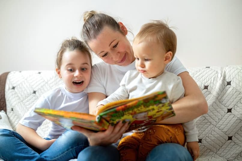 äiti opettaa lapsiaan lukemaan