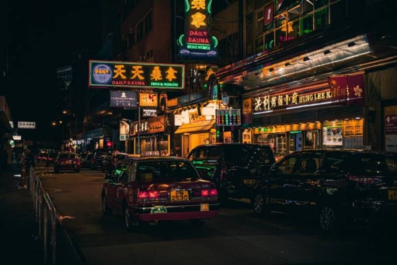 autoja Chinatown-kadulla
