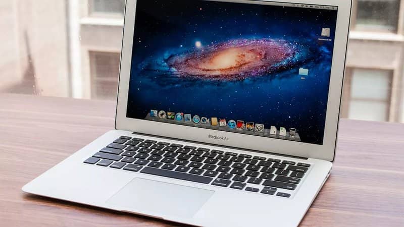 MacBook työpöydällä