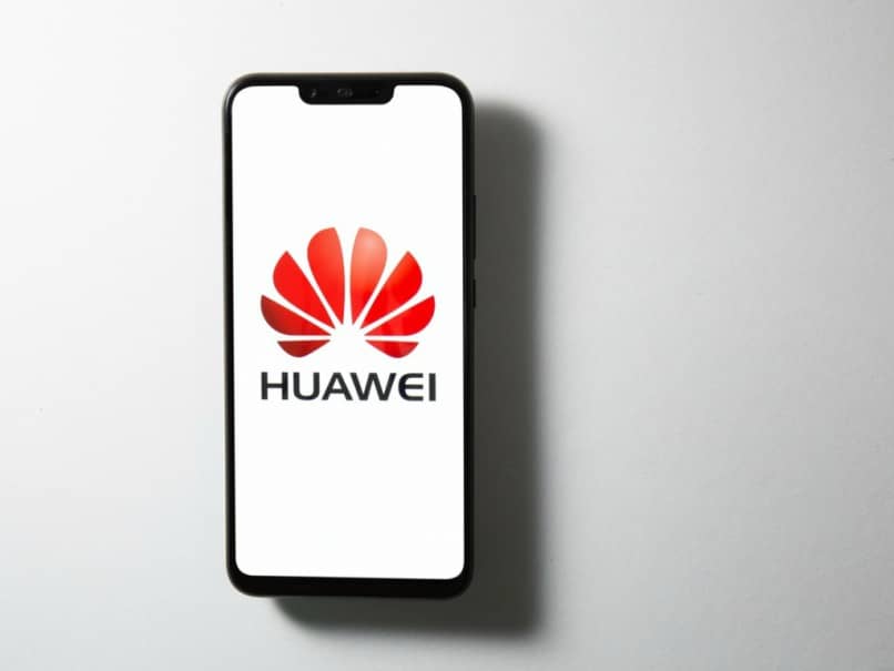 Huawei-matkapuhelin logolla harmaalla pöydällä