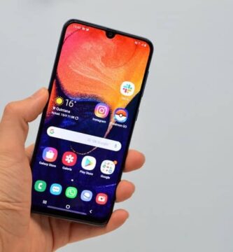 Hombre sosteniendo movil Samsung Serie A