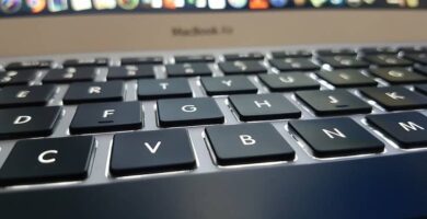 Piilotettujen tiedostojen tarkasteleminen tai näyttäminen Macissa kontekstivalikon avulla (esimerkki) 12 MCSH8028 teclado macbook