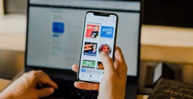 Kuinka luoda ilmainen Apple ID -tili ilman luottokorttia tietokoneelta 4 Persona con movil en la mano