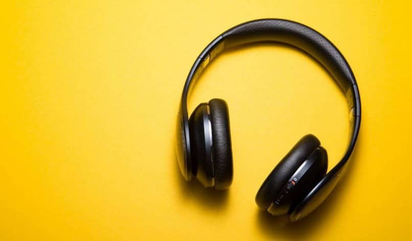 auriculares en fondo amarillo