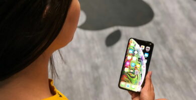 chica usando iphone