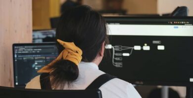 Keskitysavustajan aktivointi ja deaktivointi Windows 10: ssä - helppo ja nopea (esimerkki) 14 chica usar ordenador pantallas 10094