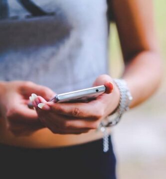 chica usar telefono manos 9990