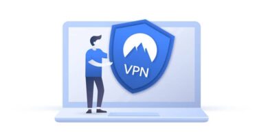 escudo vpn hombre laptop 1