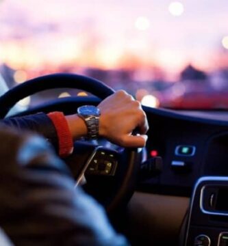 hombre conduciendo coche autopista