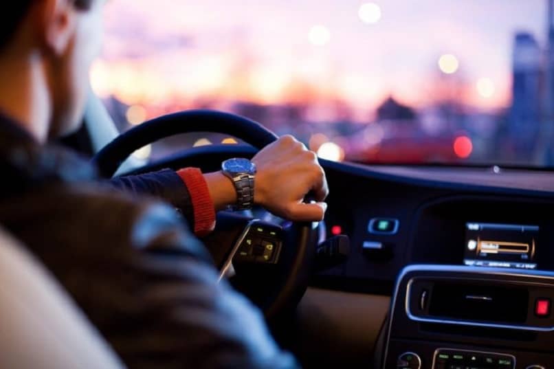 hombre conduciendo coche autopista