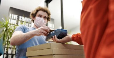 Kuinka voin olla avustaja tai itsenäinen ammatinharjoittaja Amazon Flexissä - Työllisyys Amazon Flexissä (esimerkki) 28 hombre entregando