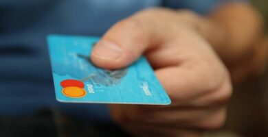 UBER-kortin peruuttaminen - Poista UBER-kortti (esimerkki) 4 hombre mano sostiene tarjeta credito