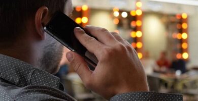 Kuinka estää tai poistaa saapuvat puhelut ja videopuhelut WhatsAppista (esimerkki) 14 hombre telefono mano llamar