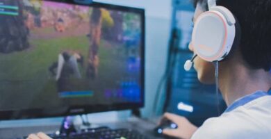 Kuinka aktivoida tai laittaa lapsilukko Fortniteen? (Esimerkki) 7 joven jugando fortnite