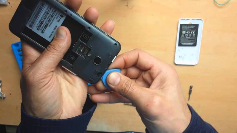 Kuinka korjata tai vaihtaa matkapuhelimen USB-portin pistoke, jos se ei toimi hyvin 1 limpiar clavija puerto usb 13817