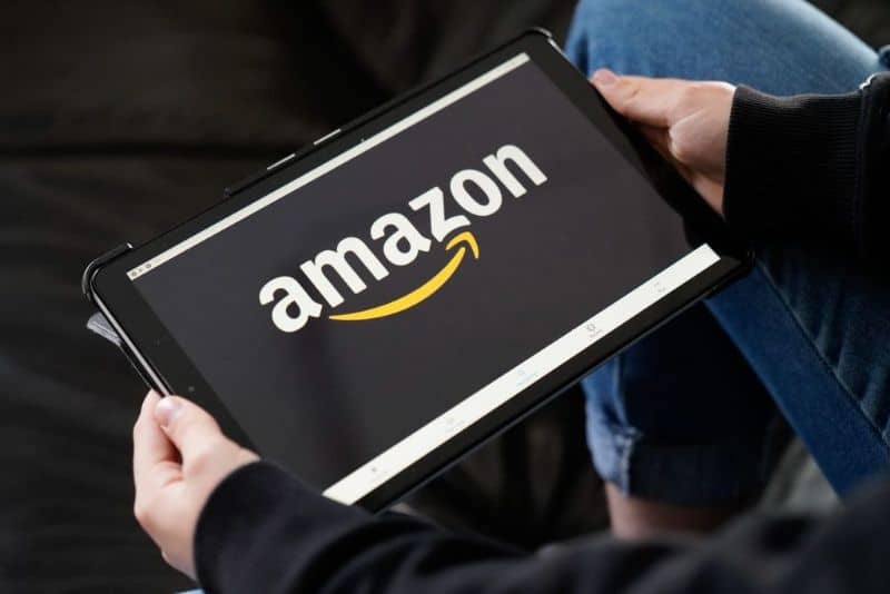 logo amazon en tablet