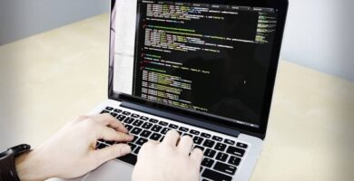 Piilotettujen tiedostojen näyttäminen tai näyttäminen Windows 7/8/10 -tietokoneellani (esimerkki) 30 manos escribiendo laptop negra