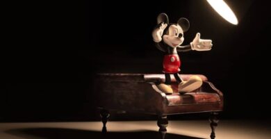 mickey mouse sobre piano