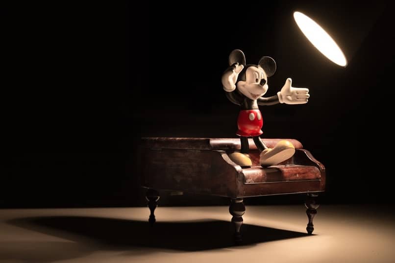mickey mouse sobre piano