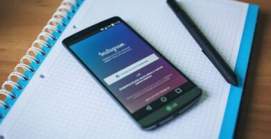 Kuinka helposti lisätä linkkejä Instagramiin - Instagram-tarinat (esimerkki) 11 movil en mesa cuaderno lapiz