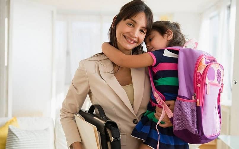 mujer cargando nina