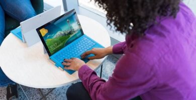 mujer laptop mesa