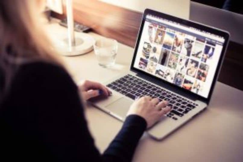 NÄYTTÖRATKAISUN muuttaminen tai säätäminen Windows 10: ssä 1 mujer laptop oficina