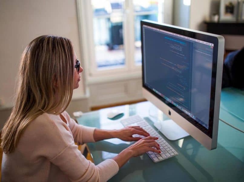 mujer laptop trabajando