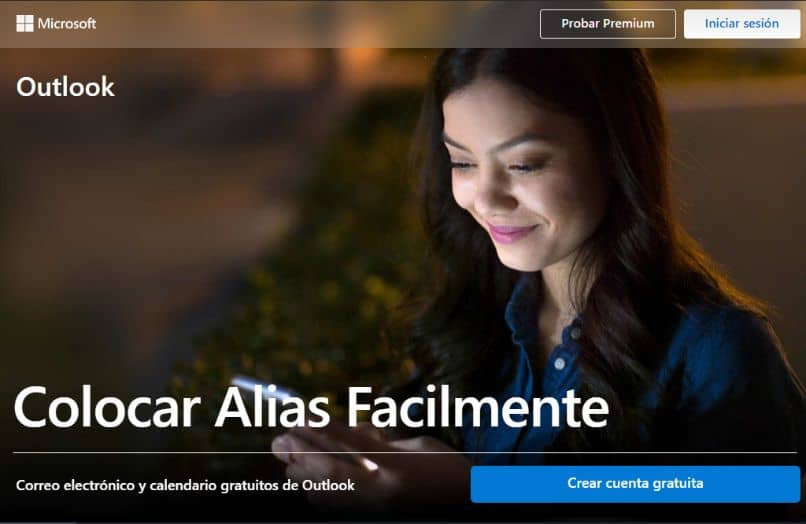 mujer movil mano microsoft outlook