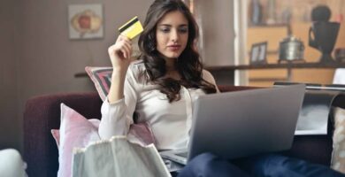 mujer sofa laptop bolsas compras tarjeta credito mano