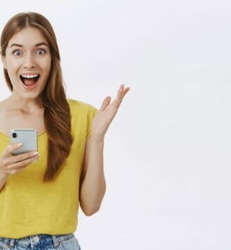 mujer telefono movil sorprendida 13847