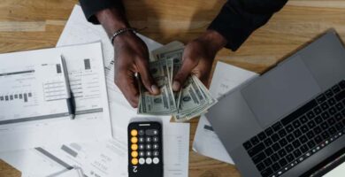 persona calcula hacer lista gastos presupuesto familiar excel 11527