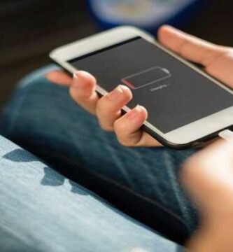 persona cargando celular 12910