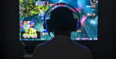 Mikä on pelimyrkyllisyys videopeleissä ja mitkä ovat myrkyllisimmät yhteisöt? 8 persona pantalla videojuego 10763