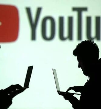 personas con logo de youtube de fondo