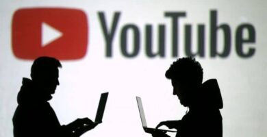 Kuinka kääntää YouTube-videoita englannista espanjaksi ilman ohjelmia 25 personas usando laptop