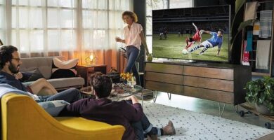 personas viendo partido futbol smart tv