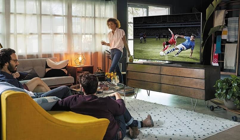 personas viendo partido futbol smart tv