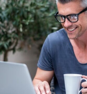 reading laptop news featured