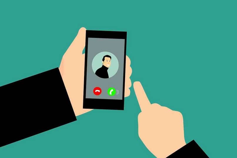 Miksi en näe videopuheluita matkapuhelimessani? Tapahtuuko jotain kamerassa? (Esimerkki) 1 realizando una videollamada