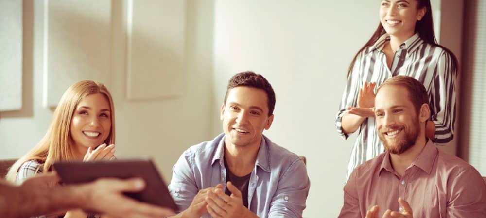 Microsoft Sway vs. PowerPoint: Mikä on ero? 1 tablet presentation feaure