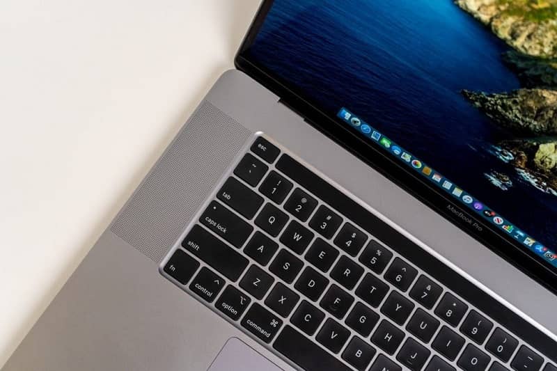 Käyttäjä- tai ryhmätilin poistaminen MacBookista (esimerkki) 1 teclado laptop 3