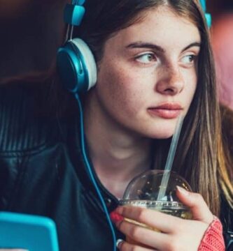 teenage girl listening music phone featured 1000x500