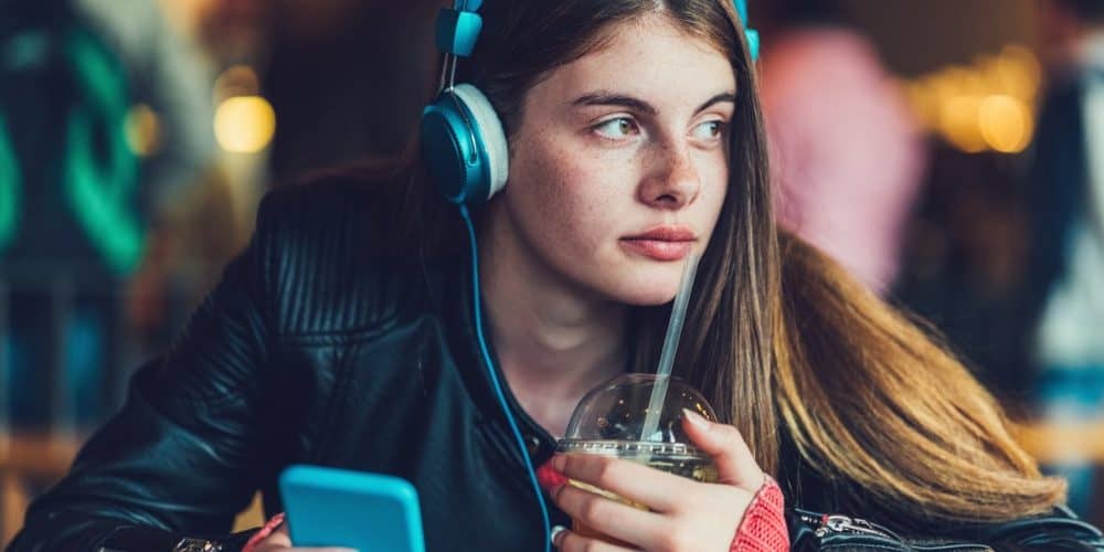 teenage girl listening music phone featured