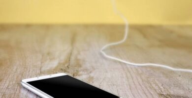 Onko hyvä vai huono ladata matkapuhelinta yön yli? 16 telefono conectado al cargador