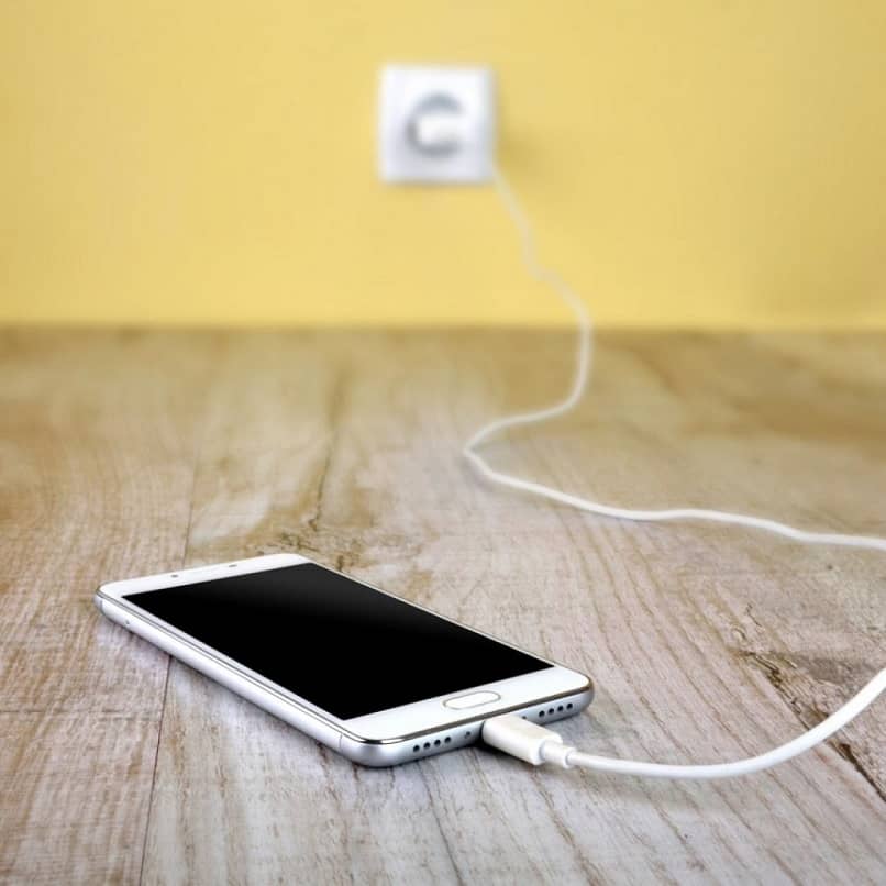 Onko hyvä vai huono ladata matkapuhelinta yön yli? 1 telefono conectado al cargador