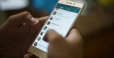 Useiden tai ryhmävideopuhelujen soittaminen WhatsAppissa (esimerkki) 33 telefono manos chats whatsapp