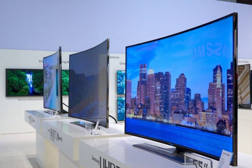 Kaareva televisio vs. litteä televisio Mitkä ovat kaarevien televisioiden edut ja haitat? 1 tv curvo vs tv plano 12841
