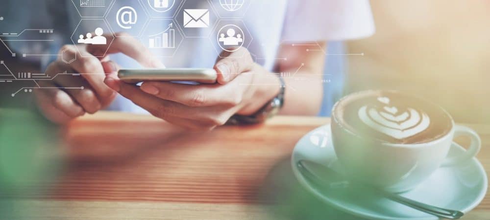 Rajoita mainosten seurantaa ja nollaa mainostunnuksesi Androidilla tai iOS: llä 1 woman phone privacy tracking featured