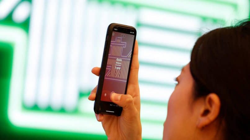 henkilö, joka vapauttaa iphone-tilaa